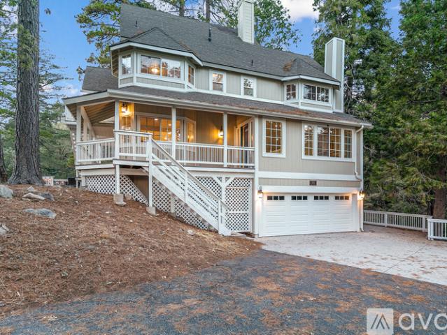 4 BR, 3 BA Apartment 26316 Thunderbird Dr, Lake Arrowhead, CA 92352