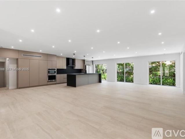4 BR, 3 BA Apartment 2251 SW 20th St, Miami, FL 33145