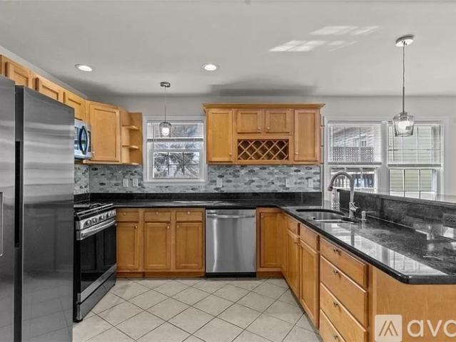 4 BR, 3 BA Apartment 23 Vaughan Street, Unit 1, Providence, RI 02904