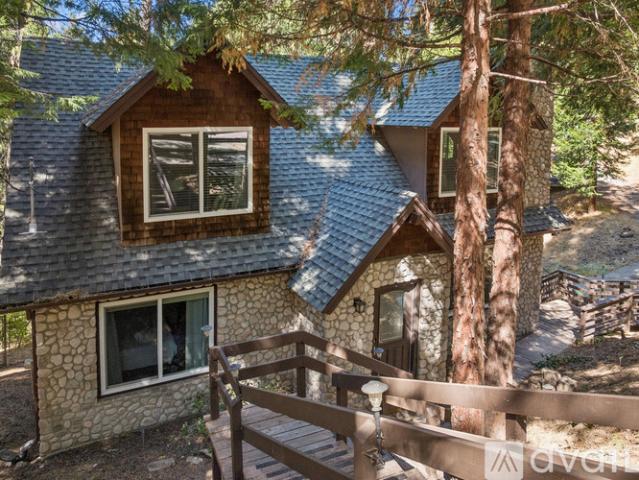 4 BR, 3 BA Apartment 388 Merrimack Dr, Lake Arrowhead, CA 92352