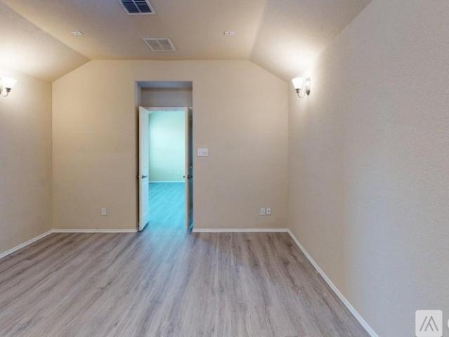 4 BR, 3 BA Apartment 400 Plum Court, Burleson, TX 76028