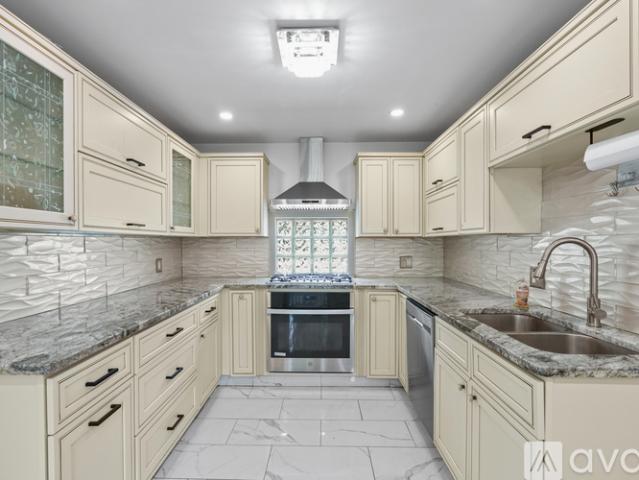 4 BR, 3 BA Apartment 40 Olney Ave, Lincoln, RI 02865