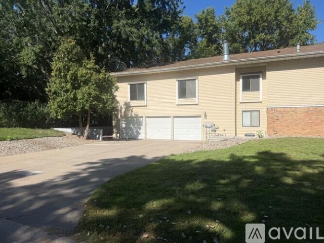 4 BR, 3 BA Apartment 5540 Malibu Drive, Minneapolis, MN 55436