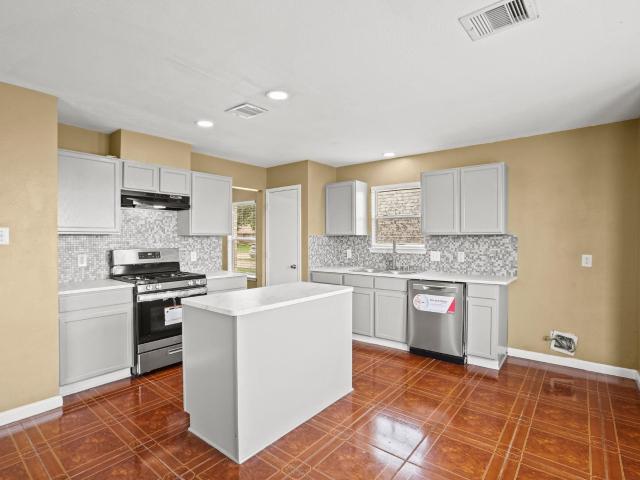 4 BR, 3 BA Apartment 5003 East Parma Drive, Rosenberg, TX 77471