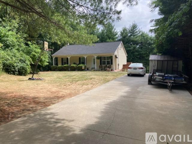 4 BR, 3 BA Apartment 737 Highridge Road, Front Royal, VA 22630