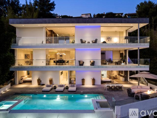 4 BR, 4.5 BA Apartment 7080 Mulholland Dr, Los Angeles, CA 90068