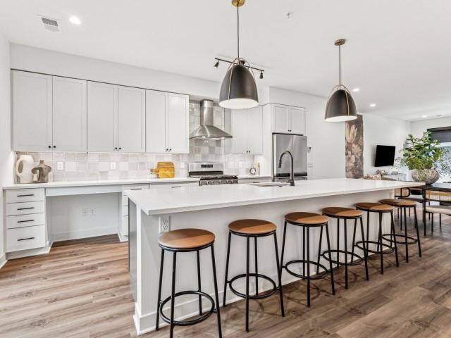 4 BR, 4 BA Apartment 2800 North Wayzata Boulevard Unit 2808 105, Minneapolis, MN 55405
