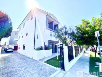4 BR, 4 BA Apartment 232 E 27th St, Unit 1, Los Angeles, CA 90011