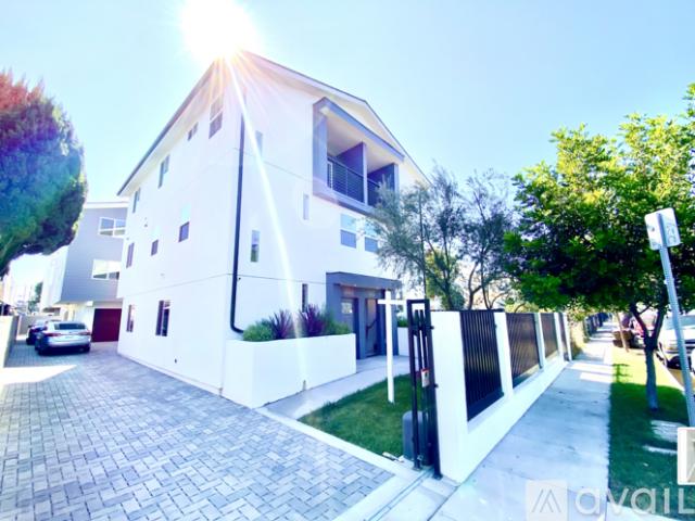 4 BR, 4 BA Apartment 232 E 27th St, Unit 1, Los Angeles, CA 90011