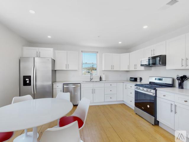 4 BR, 4 BA Apartment 659 South St, Unit 2, Waltham, MA 02453