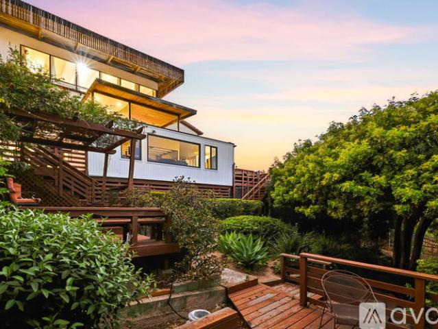 4 BR, 4 BA Apartment 945 Harbor View Dr, San Diego, CA 92106
