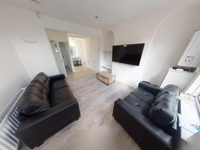 4 Cromwell Street, Nottingham, NG7 4GL 4 bed terraced house to rent £2,513 pcm £580 pw