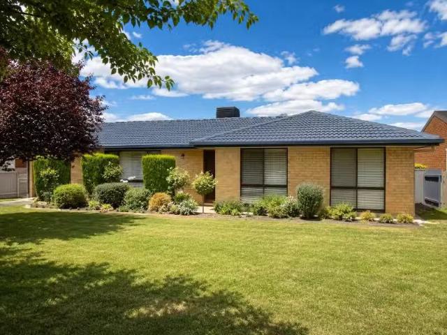 4 Crowe Pl, Cootamundra House for rent Listed by Joanne Hall.