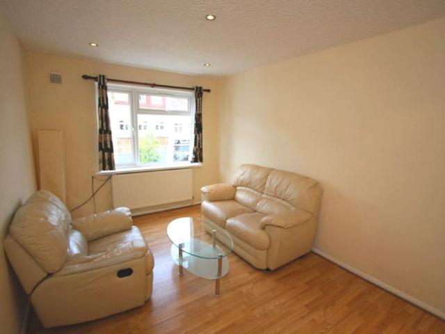 4 Dbl Bed Maisonette w/ Lounge – Surbiton Camellia Lane, KT5 8LY