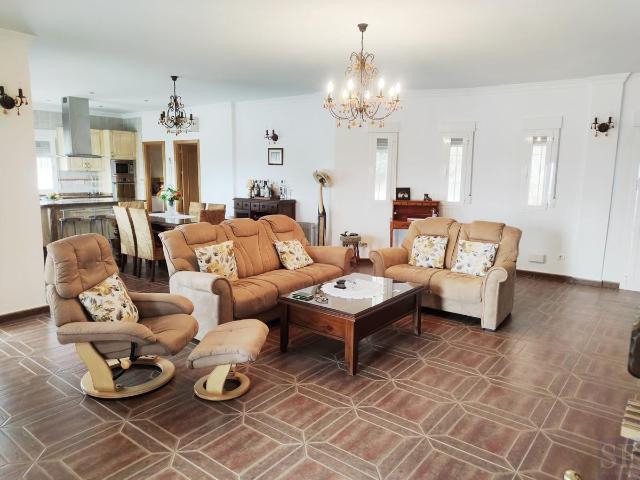 4 Dormitorios dobles 3 con baño sen suite | Sala de estar. 219m² Algarrobo