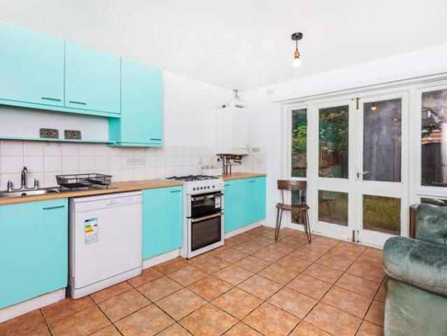 ⭐⭐ 4 Double Bedroom Townhouse Near Station