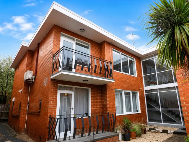 4 FULLY FURNISHED UNIT IN STKILDA. WALKABLE TO CHAPEL ST. WITH AIRCONS IN ALL 4 BEDROOMS