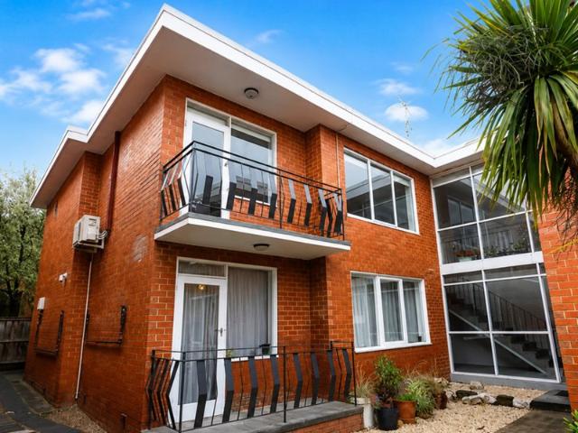 4 FULLY FURNISHED UNIT IN STKILDA. WALKABLE TO CHAPEL ST. WITH AIRCONS IN ALL 4 BEDROOMS