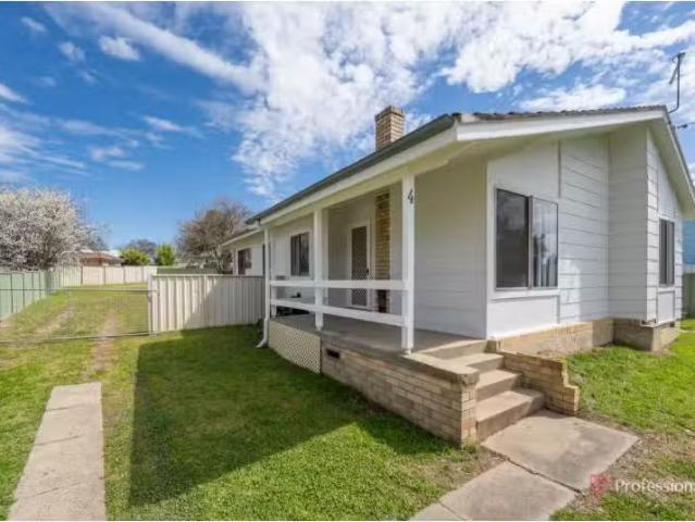 4 Fayle Avenue, Armidale House for rent Listed by Property Ma.