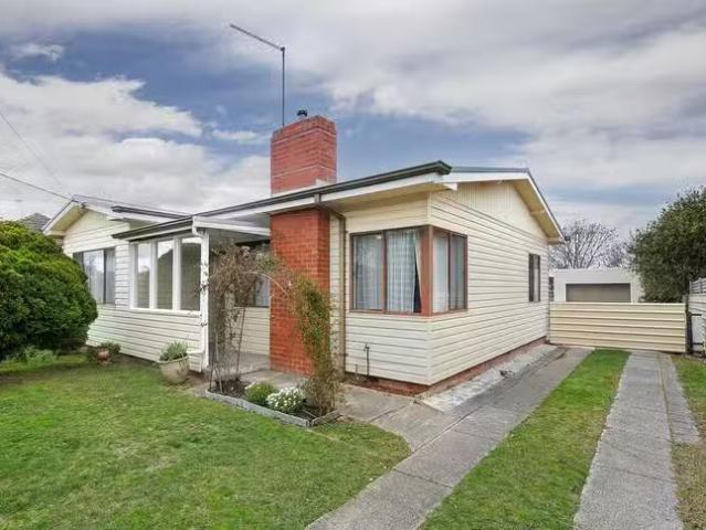 4 Grandview Grove, Wendouree, VIC 3355