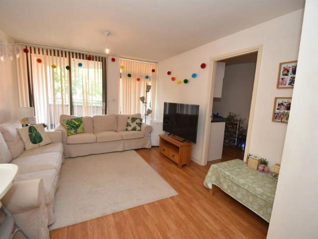 4 Greenslade House, Beeston, NG9 1GB