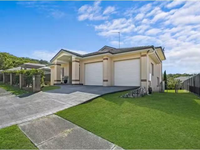 4 Greystone Close, Fennell Bay House for rent Listed by First.