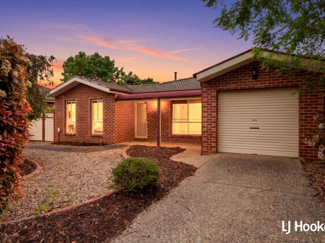 4 Hobday Place, Dunlop ACT for Rent LJ Hooker