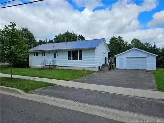 4 Hollybrook St, Fredericton, NB, E3A 4N7 house for sale Li.