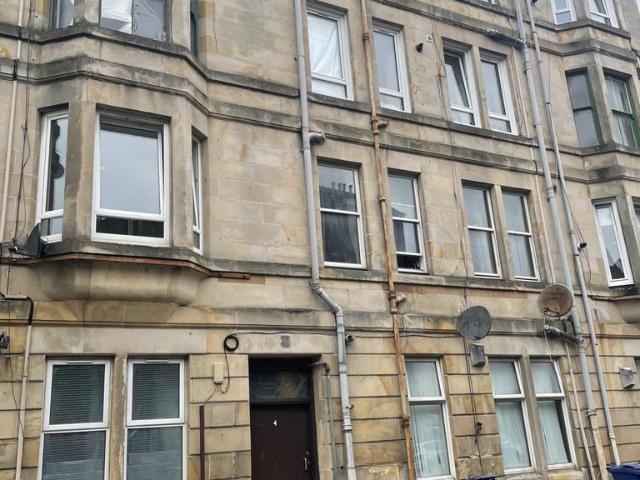4 Howard Street, Flat 1/3, Paisley. 1 bed flat to rent £675 pcm £156 pw