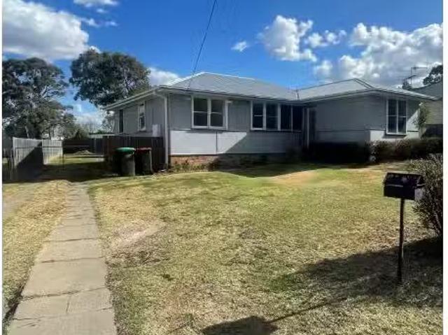 4 Jones Avenue, Armidale House for rent Listed by Property Ma.