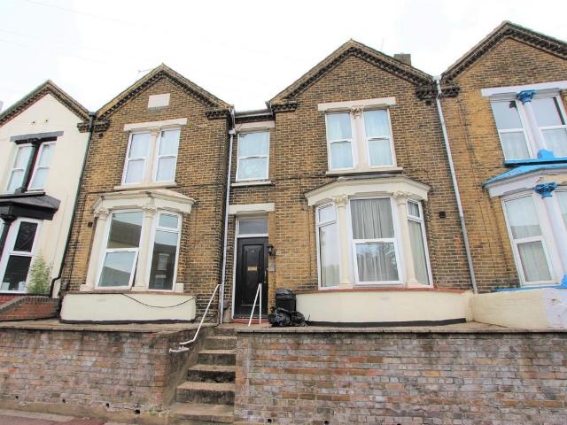 4 Kingswood Road, Gillingham ME7, Studio to rent, £700 pcm | PrimeLocation
