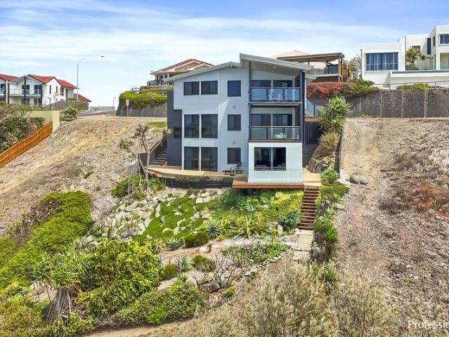 4 Levels of Coastal Living Panoramic Island & Coral Sea Views
