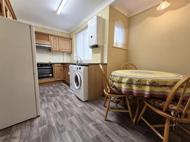 4 Lincoln Court, Enfield, EN2 2 bed flat to rent £1,700 pcm £392 pw