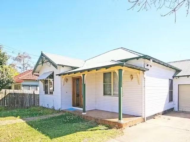 4 Lindsay Street, Wentworthville House for rent Listed by Lea.