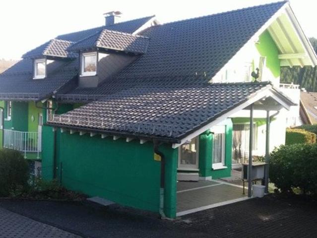4 Parteienhaus in einem Doppelhaus mit Pool und Garten