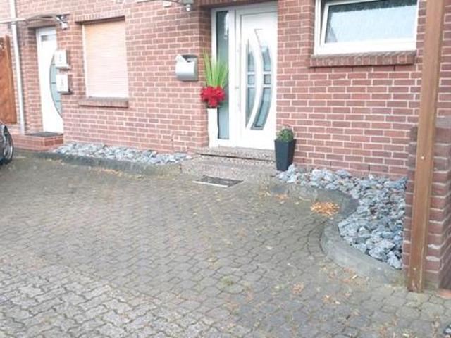 4 Parteienhaus mit großer Tiefgarage aus 90er QualitätMassivbau