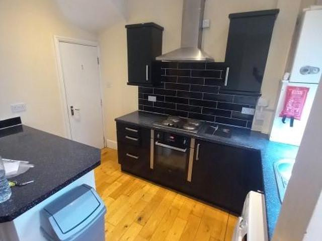 4 Pennington Grove, Woodhouse, Leeds. 3 bed terraced house to rent £1,343 pcm £310 pw