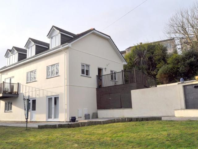 4 Penvale Drive, Penryn, TR10 Studio to rent £1,050 pcm £242 pw