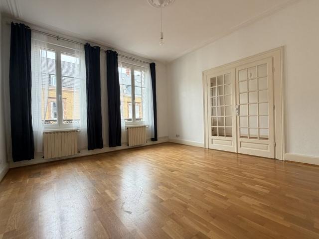 Appartement 4 pièces de 94 m2 situé Place de Bordeaux
