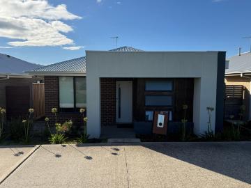 4 Precinct Walk, Clyde North, VIC 3978