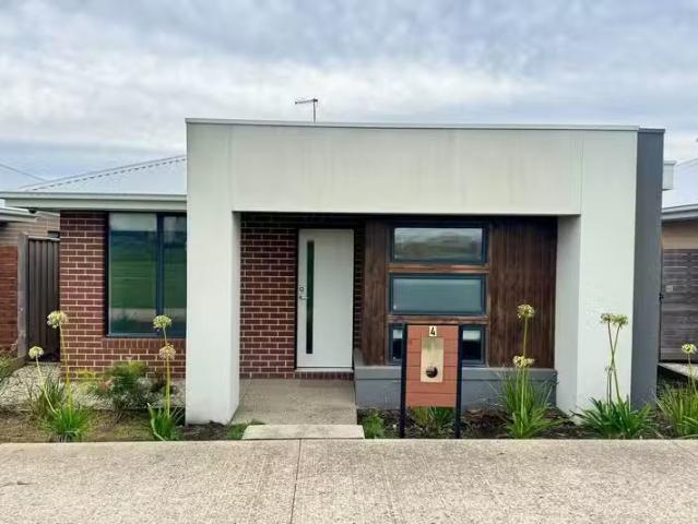 4 Precinct Walk, Clyde North, VIC 3978 House for Rent
