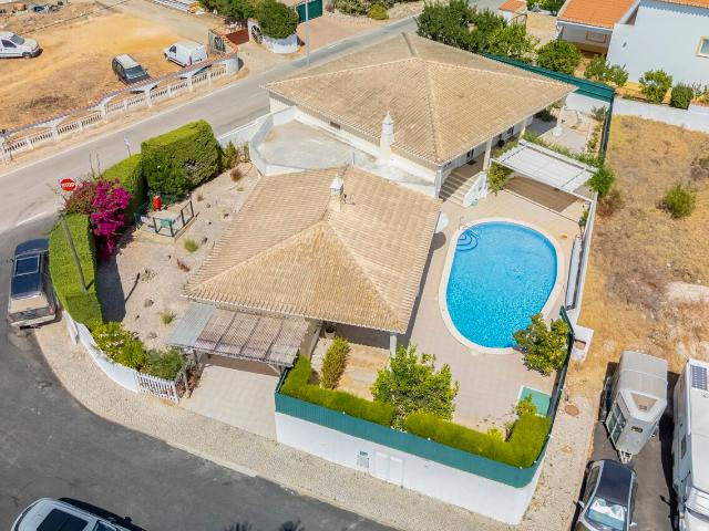 Moradia Familiar com 4 Quartos, Piscina Aquecida e Garagem
