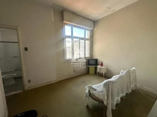 4 quartos, 1 vaga escriturada, 200m2, frente e com vista pro Mar, no posto 2 em Copacabana
