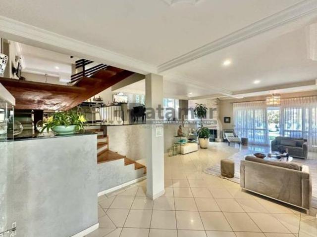 4 Quartos, 4 Suites ótima qualidade, localização, piscina e vista!