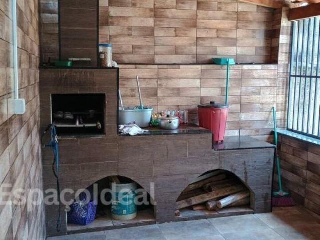 4 quartos com 1 suíte, 1 banheiro e 2 vagas. Tudo isso em 200m² de terreno