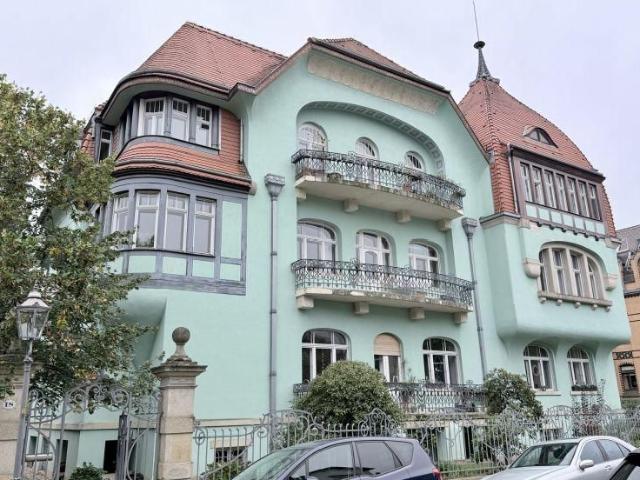4 Raumwohnung mit Altbaucharme und Balkon in bester Lage