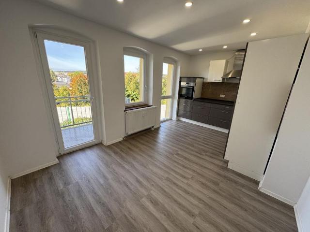 4 Raum Dachgeschoss Wohnung mit Einbauküche, Waschmaschine und Balkon!