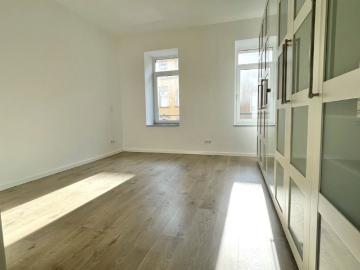 4 Raum • moderne offene Küche • großer Balkon • 2 Bäder mit Wanne+Dusche • Grillplatz • Stellplatz