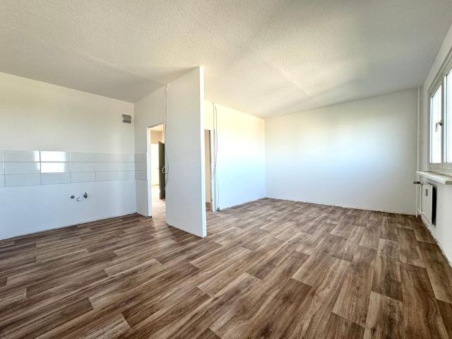 4 Raum Wohnung mit Wanne im Hochhaus