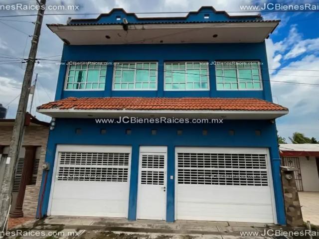 4 Recámaras y 4 Climas: Casa de 3 Niveles con Cantina y Portón Automático